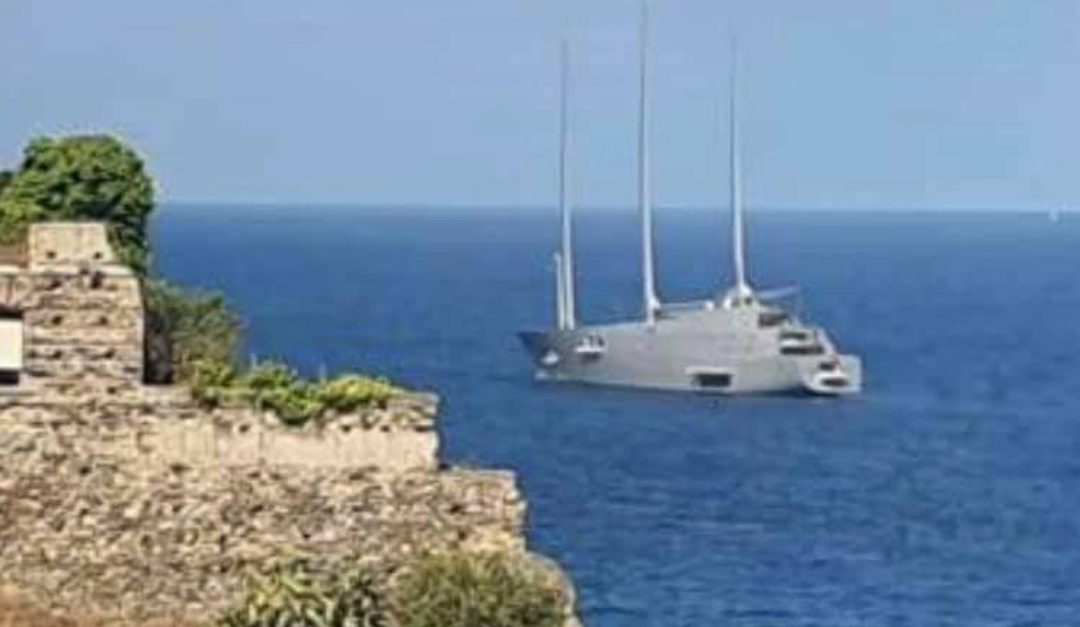 Lo yacht al largo delle acque di Pizzo