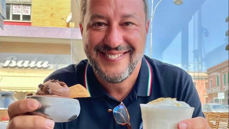 Matteo Salvini scopre la bontà della cucina calabrese: «Ingrassato di 3 chili in una settimana»