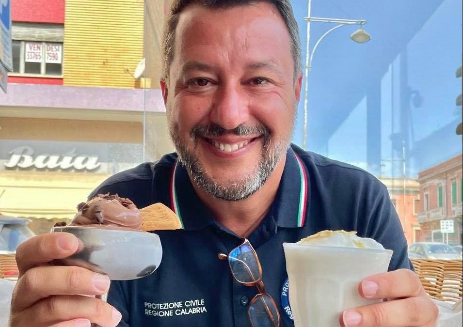 Matteo Salvini durante le vacanze in Calabria con granita e gelato