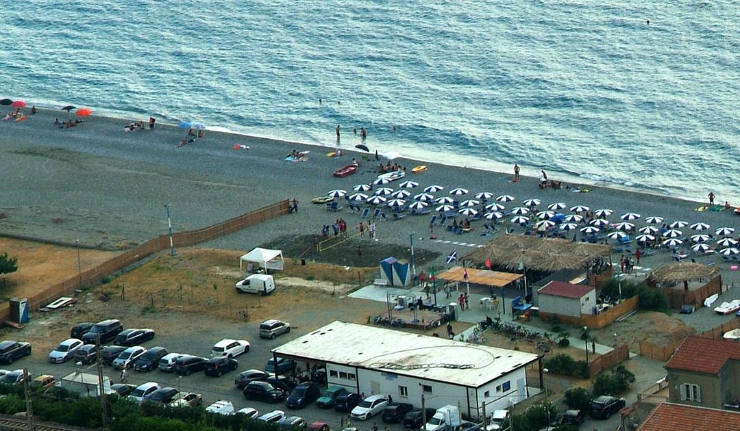 Un tratto di spiaggia libera accanto a un tratto di spiaggia in concessione a un lido