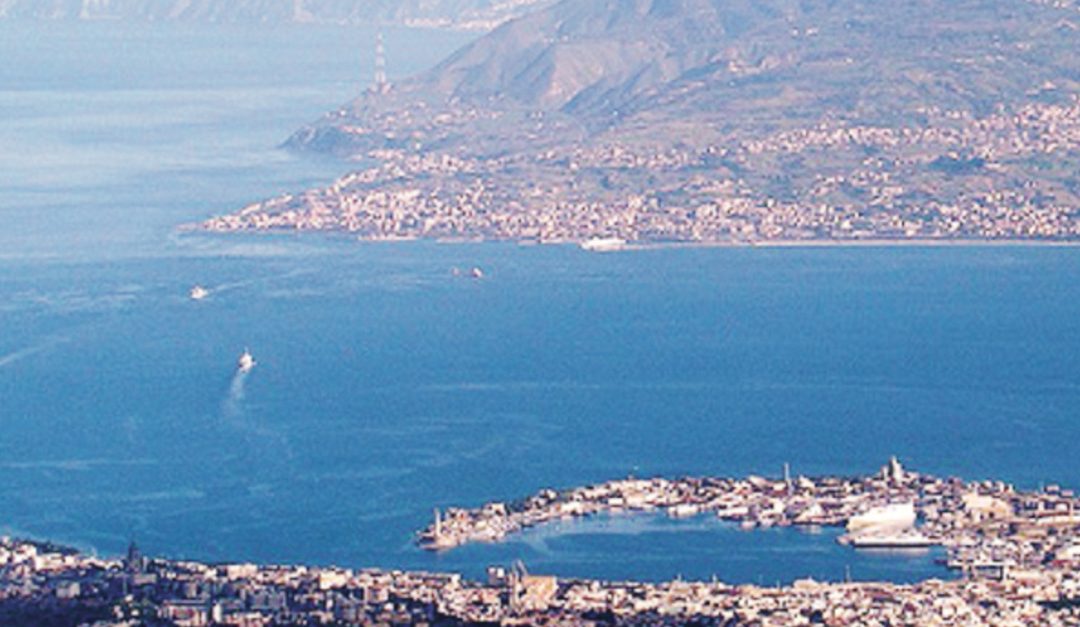 Lo Stretto di Messina che separa Calabria e Sicilia