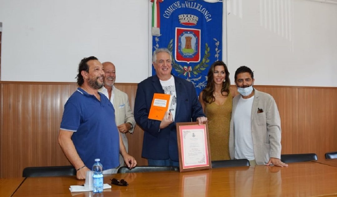 Nick Vallelonga riceve la cittadinanza onoraria. Il primo a sinistra è il sindaco Egidio Servello, l'ultimo è Gianvito Casadonte patron del Magna Grecia Film Festival