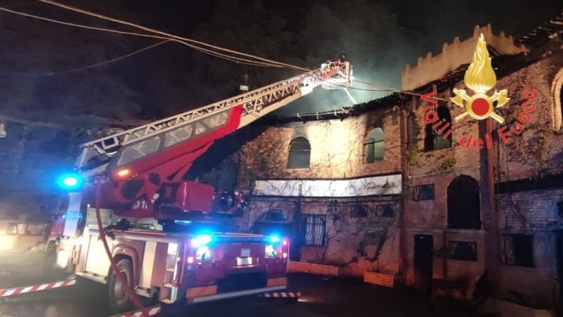 Emergenza incendi in Calabria, i numeri dei vigili del fuoco schierati a difesa del territorio