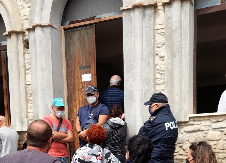 L'ingresso del Consiglio comunale presidiato da cittadini e forze dell'ordine