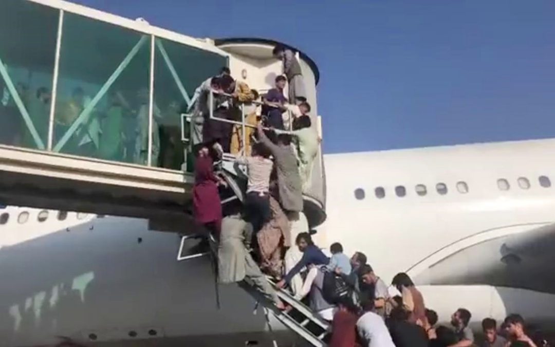 La ressa per salire su un aereo a Kabul