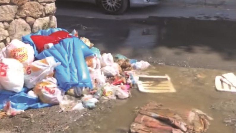 Amantea, ferragosto con la spiaggia invasa da liquami e spazzatura