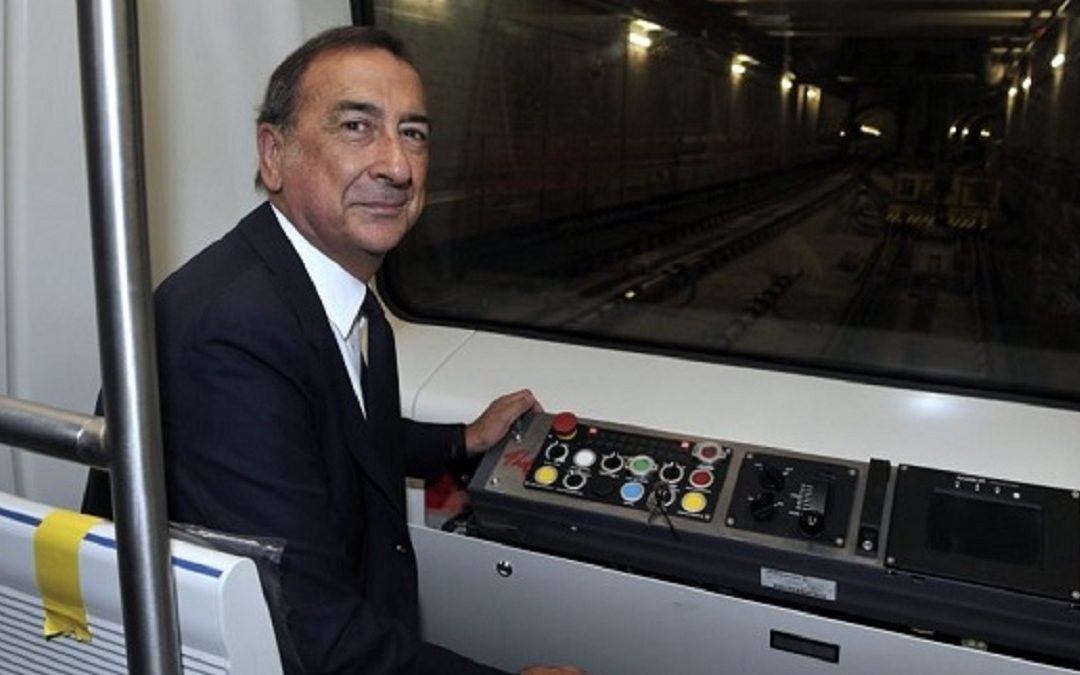Il sindaco di Milano Beppe Sala su un convoglio della metropolitana