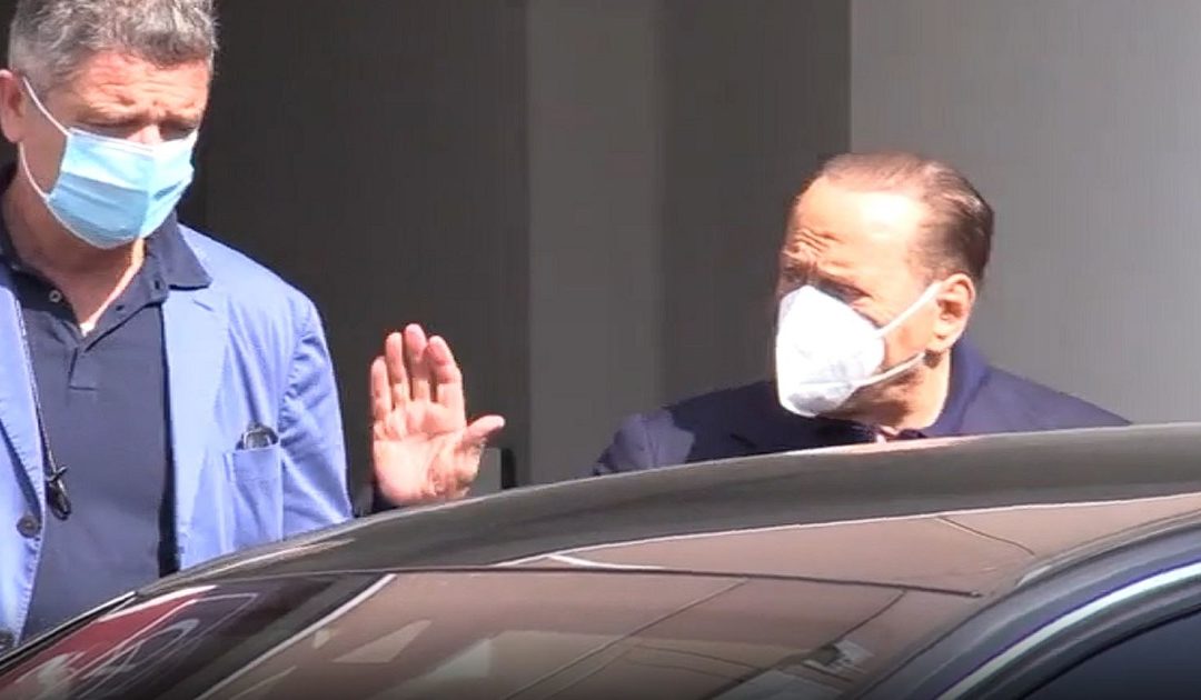 Il saluto di Berlusconi all'uscita dal San Raffaele