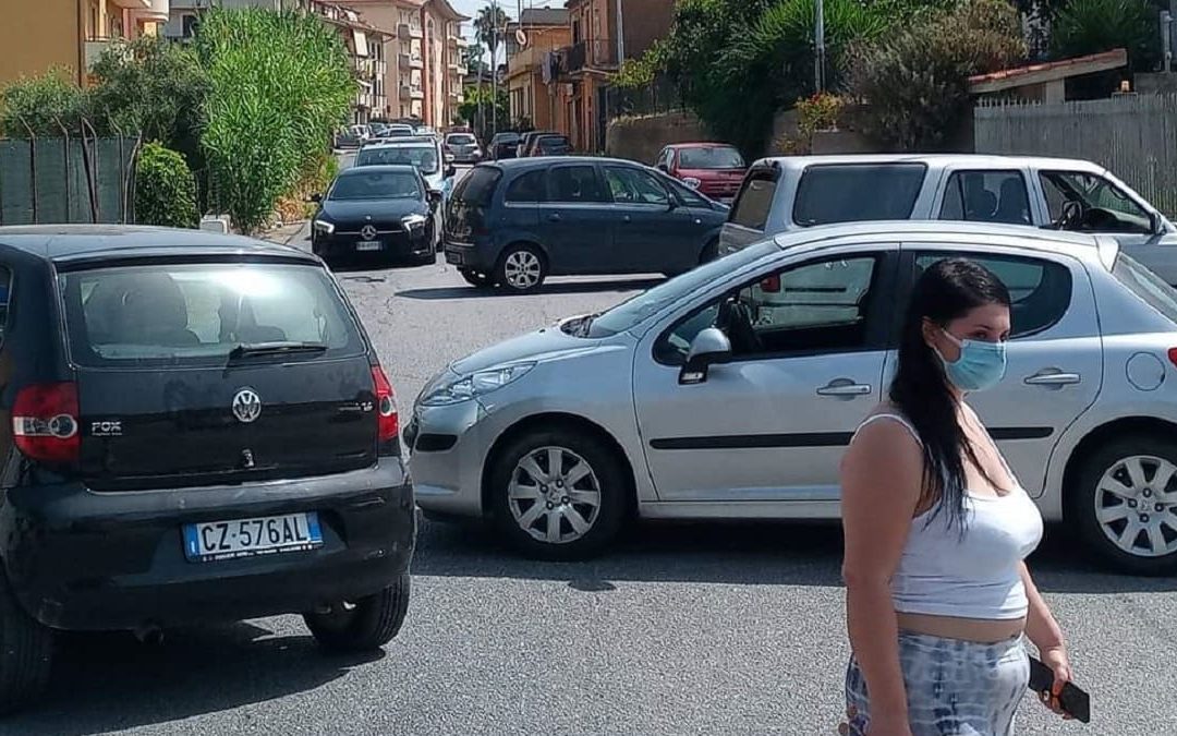 Vibo, manca l’acqua ed esplode la protesta nelle frazioni costiere: i cittadini bloccano le strade