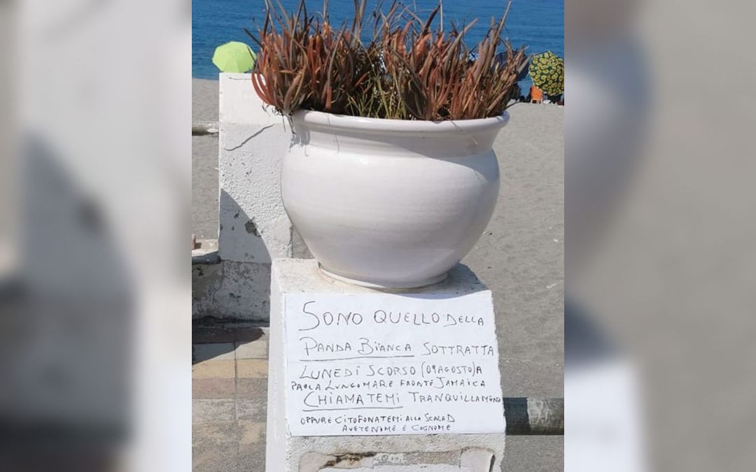 Il cartello spostato sul lungomare di Paola