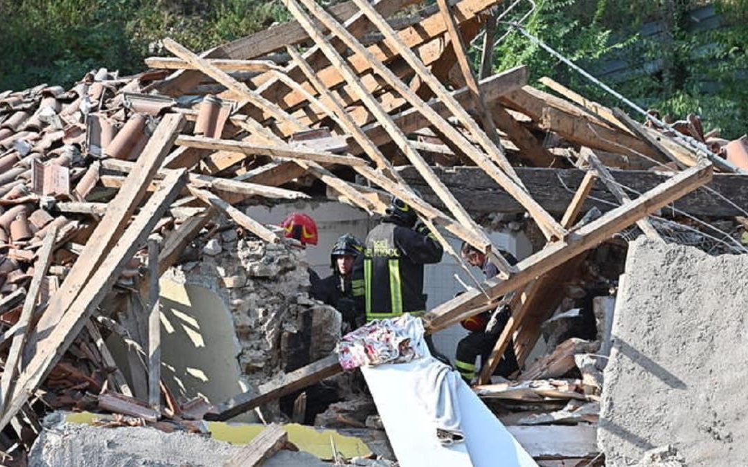 I vigili del fuoco tra le macerie della palazzina crollata