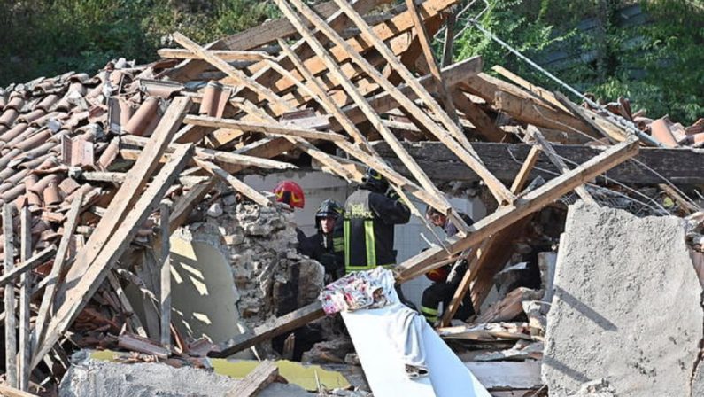 Torino, crolla una palazzina di due piani: morto un bimbo di 4 anni