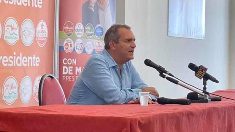 Calabria al voto, De Magistris contro Salvini: «Noi l'antimafia dei fatti, lui quella delle parole»