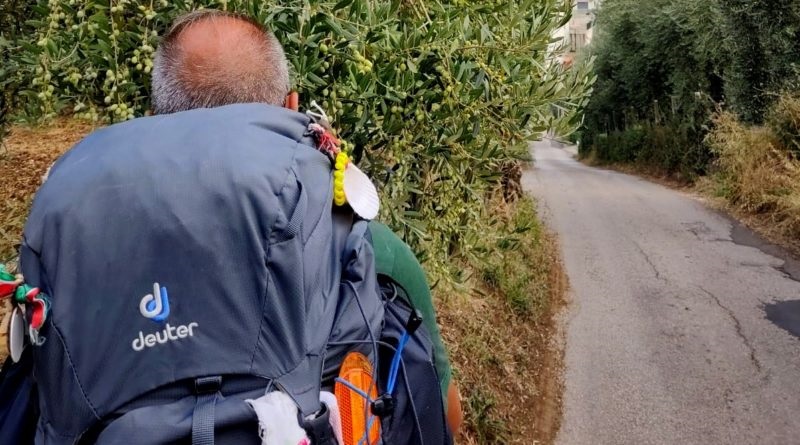 A piedi da Cosenza a Roma per incontrare il Papa: il viaggio di un sacerdote