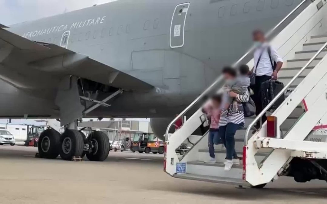 Afghanistan, a Fiumicino l’aereo con rimpatriati da Kabul