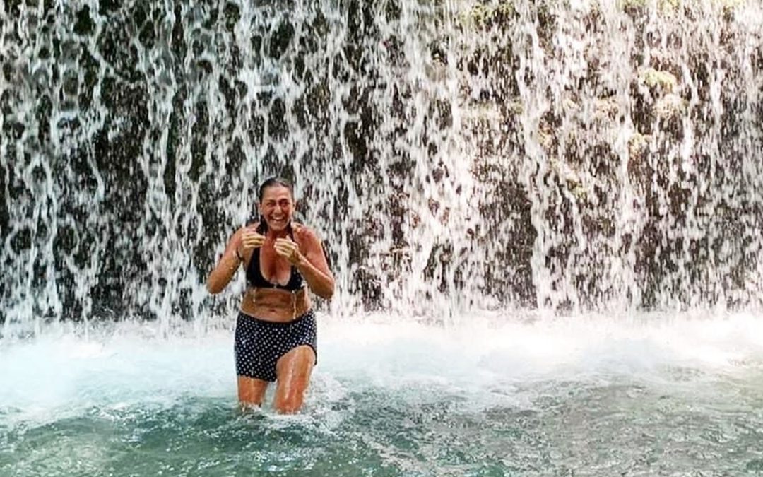 Enza Bruno Bossio si concede un bagno alle cascate di Fiumefreddo