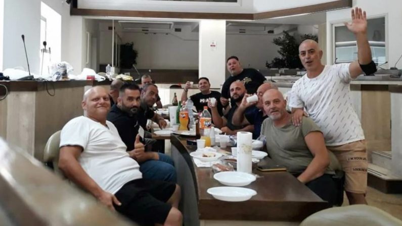 Crotone, pranzo di ferragosto in Comune per gli ex lavoratori Akros