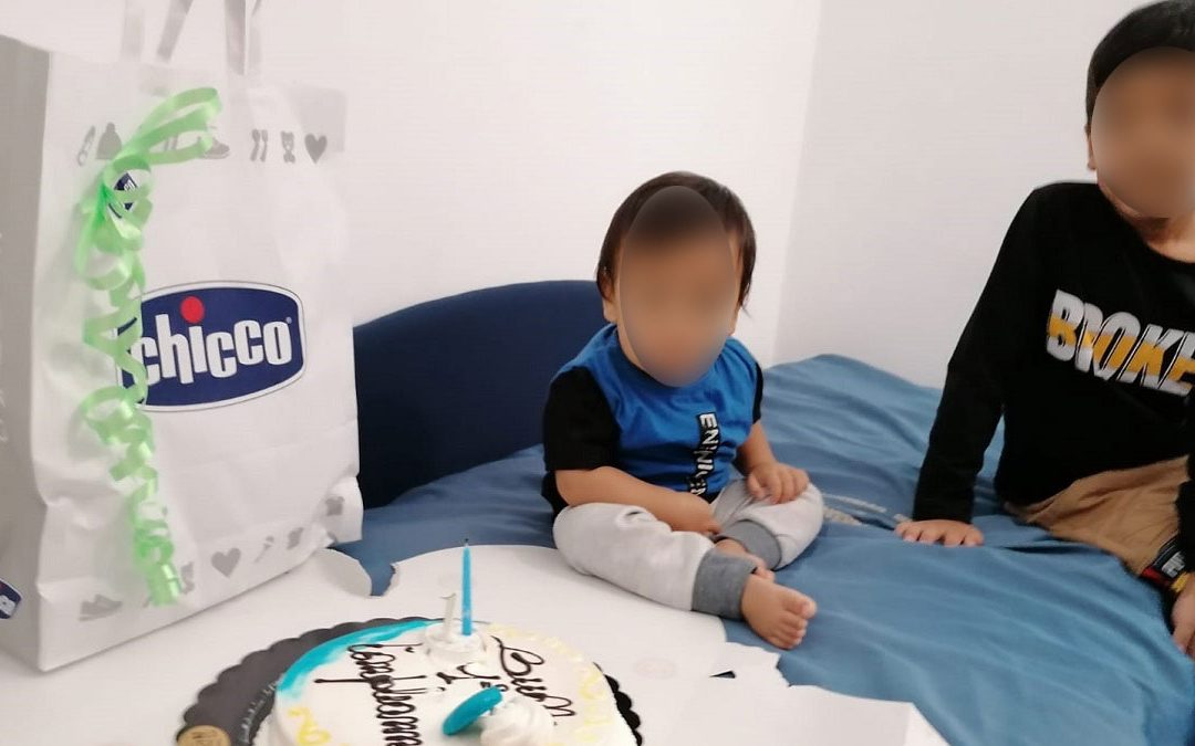 Meysam assieme al fratello maggiore con la torta di compleanno