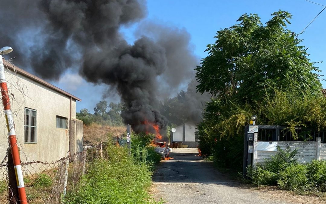 Le auto degli operatori del Cas di Torano in fiamme