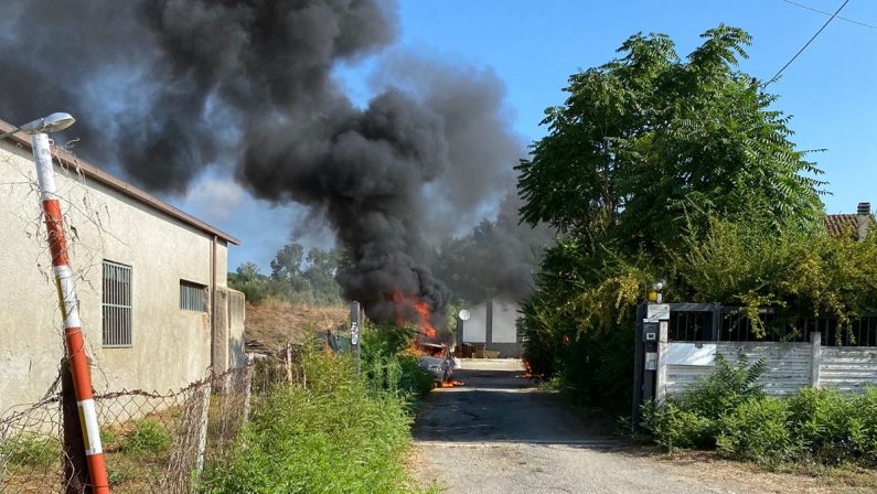 Dà fuoco alle auto degli operatori del Cas di Torano, arrestato 22enne