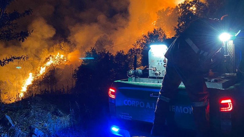 Casali del Manco, vasto incendio nei pressi della stazione di Perito