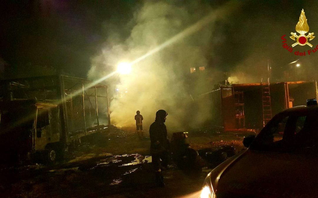 I vigili del fuoco sul luogo dell'incendio