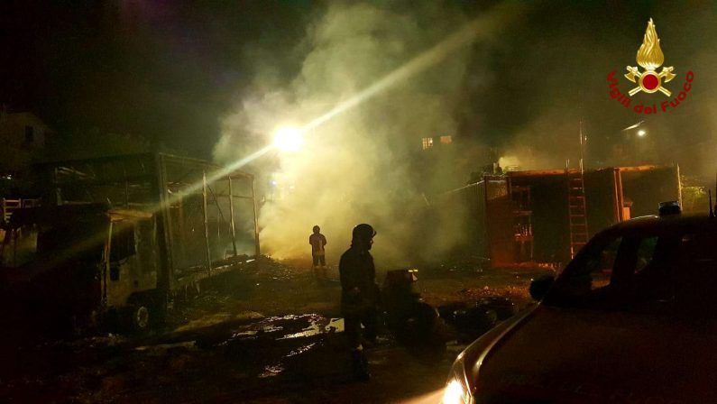 Incendio nella notte a Paravati di Mileto, coinvolti camion e container