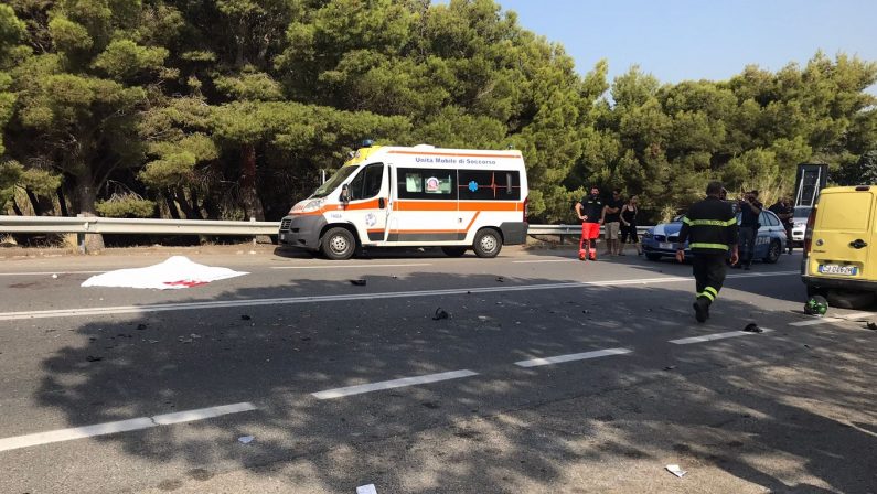 Incidenti stradali: auto contro una moto nel Cosentino, morto un 26enne sulla statale 18