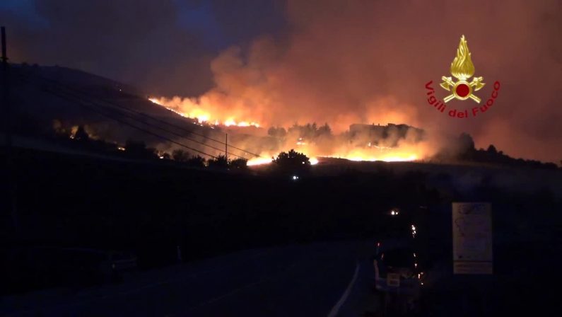 Calabria nella morsa degli incendi, la Regione chiede lo stato di emergenza