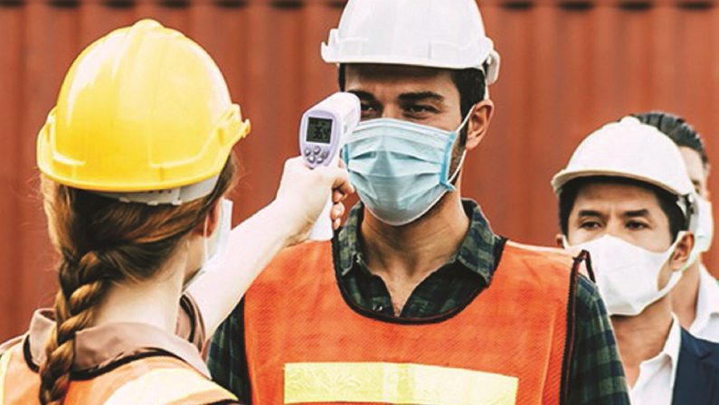 I giudici accerchiano chi non si vaccina: senza green pass si rischia il posto di lavoro