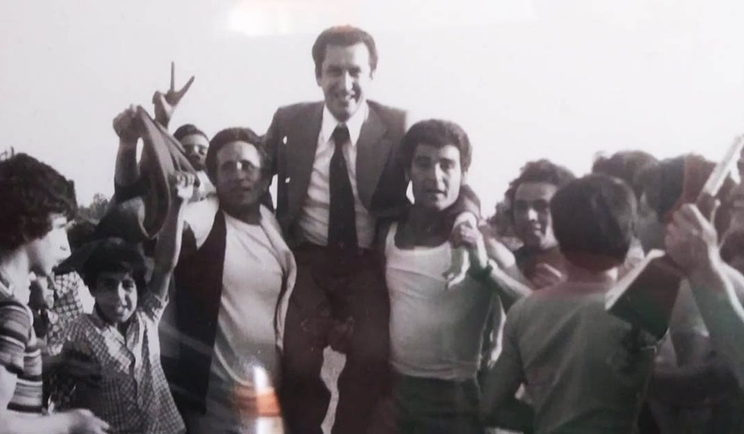 La foto si riferisce al 24 giugno 1966, stadio San Vito (Cosenza) quando l’allora As Nicastro (poi Vigor) vinse lo spareggio contro il Polistena conquistando la Promozione. Un giovanissimo presidente Anastasio festeggiato dai tifosi