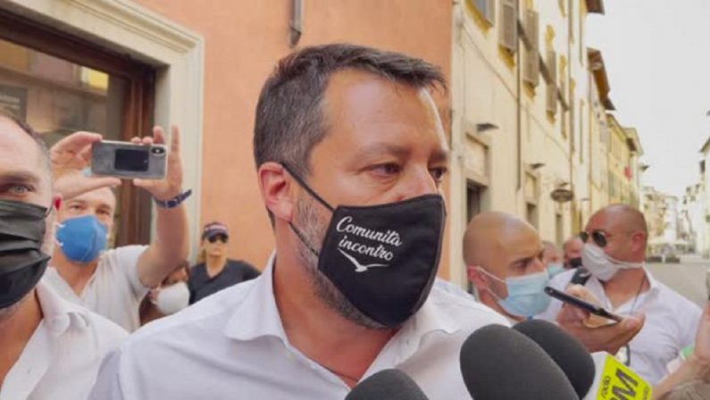 Salvini, un giorno pieno di scintille: va da Draghi e attacca Lamorgese