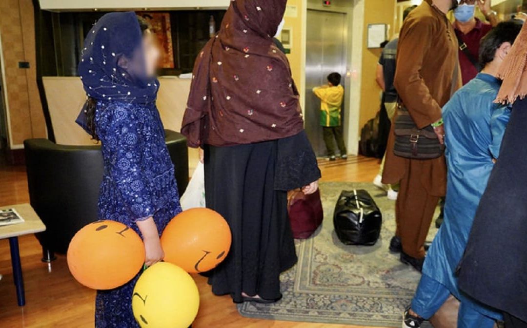 Afghanistan, i profughi arrivati a Bari chiedono vestiti e tappetini per pregare