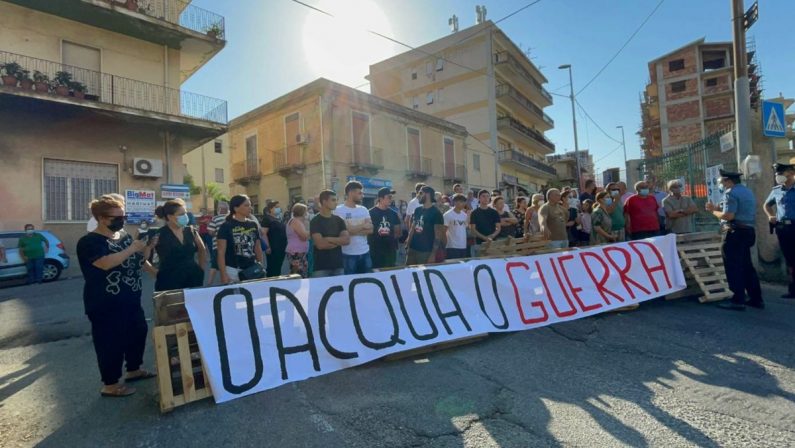 “O acqua o guerra”, a Condera di Reggio tornano le barricate come ai tempi della rivolta