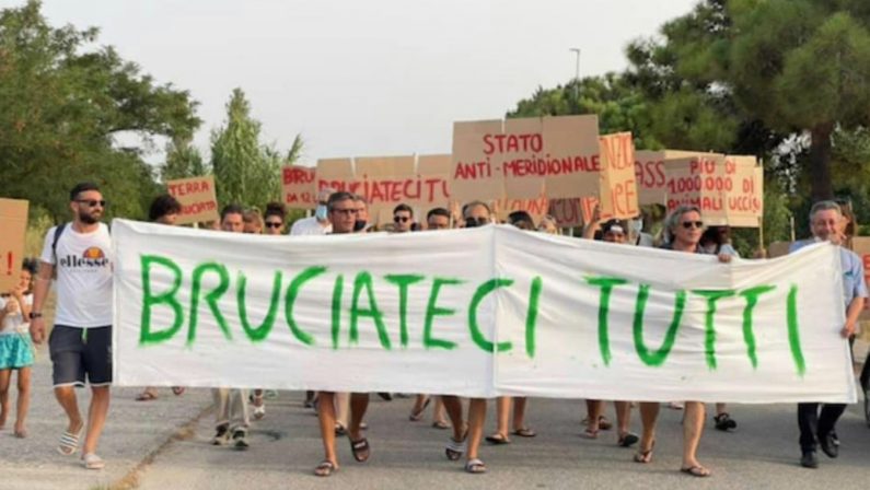 Incendi, nel basso Jonio monta la rabbia: «Bruciateci tutti»