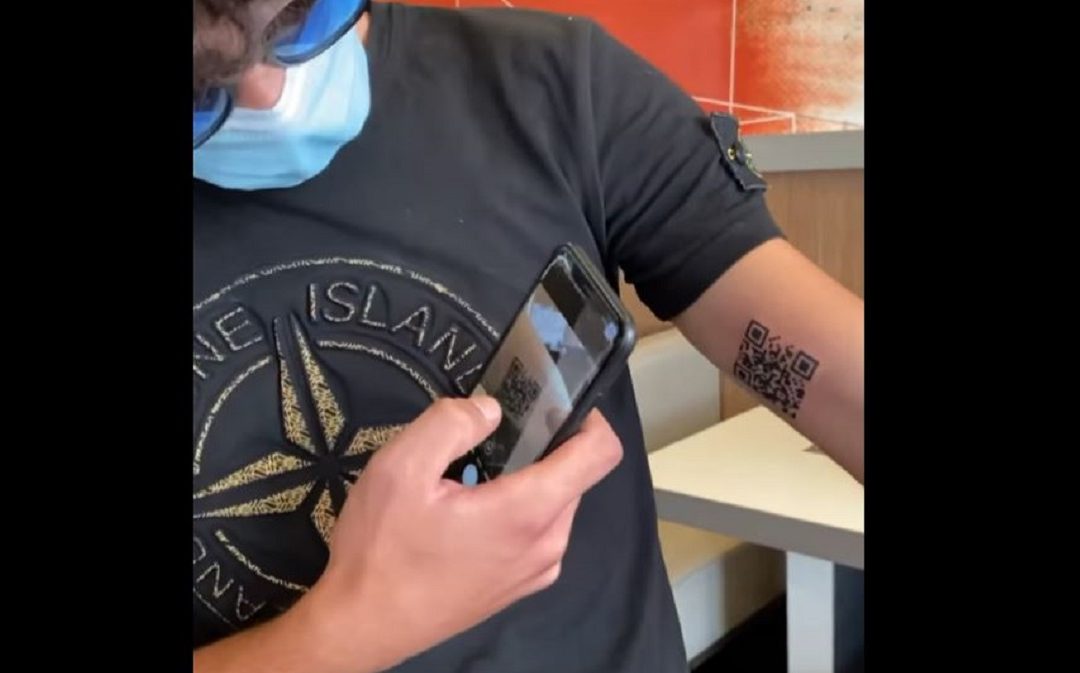 Il QR code del Green pass tatuato sul braccio di Andrea Colonnetta