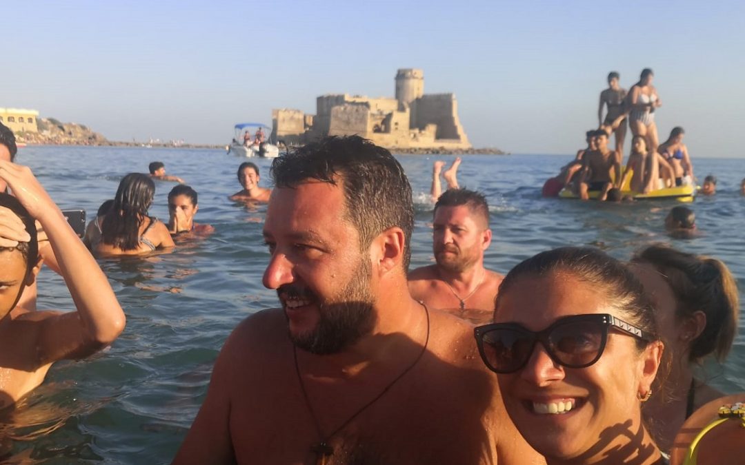 Il bagno di Matteo Salvini a Le Castella nel 2019