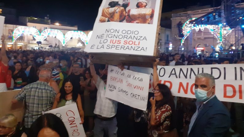 Palmi, Salvini contestato durante la "cerimonia" dei selfie - FOTO