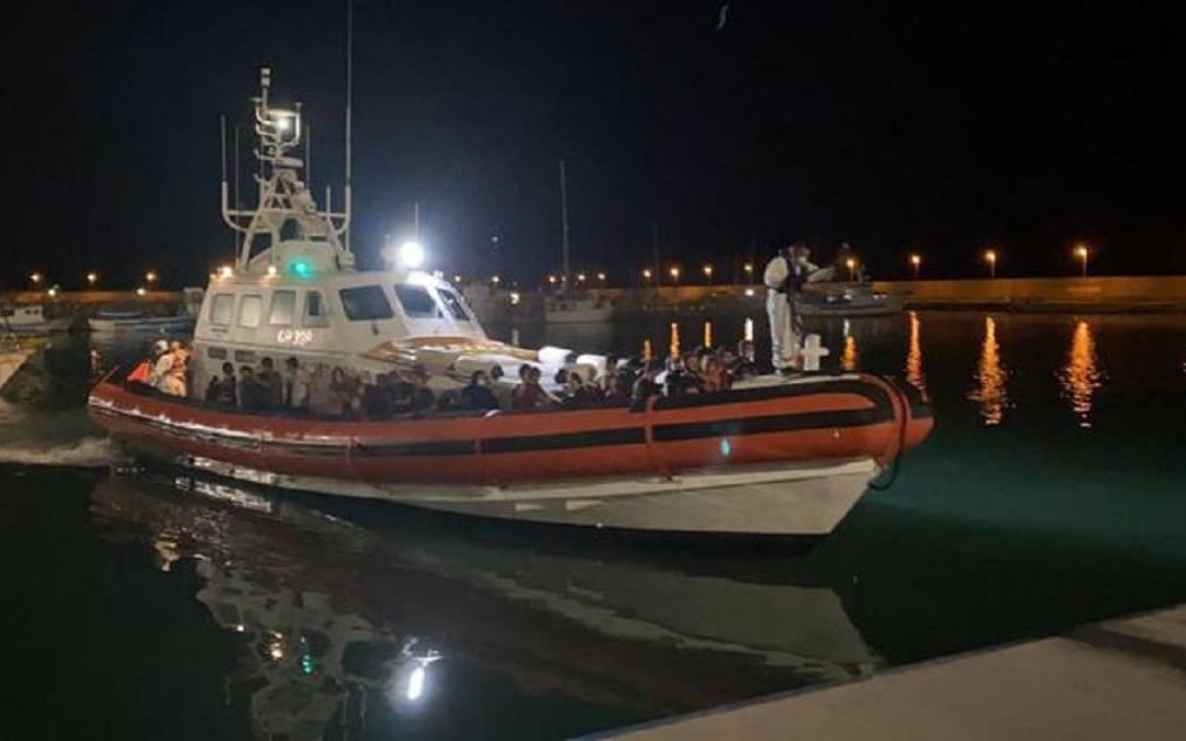 Migranti, nuovo sbarco nella Locride: soccorse 80 persone