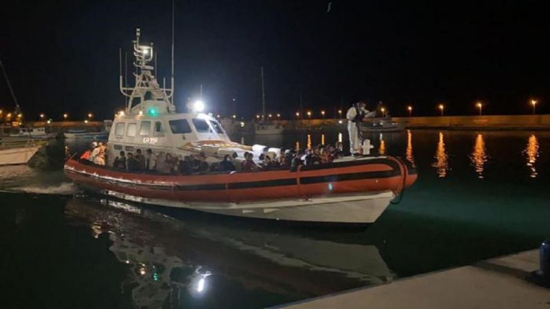 Migranti, in 122 sbarcano al porto di Roccella Jonica