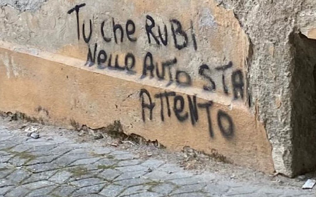 Una scritta su un muro in centro a Cosenza