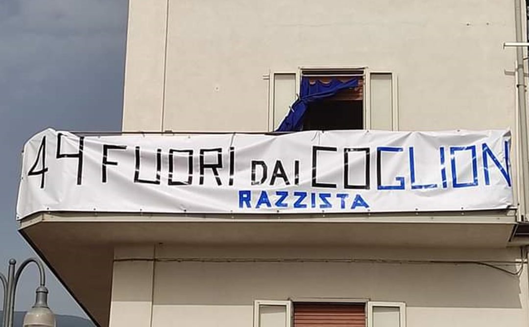 Lo striscione "dedicato" a Salvini