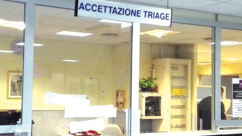 All'ospedale di Lamezia una donna aspetta due giorni sulla sedia a rotelle prima di avere una sistemazione