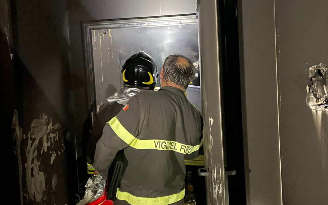Tentano di occupare e danno fuoco a un appartamento