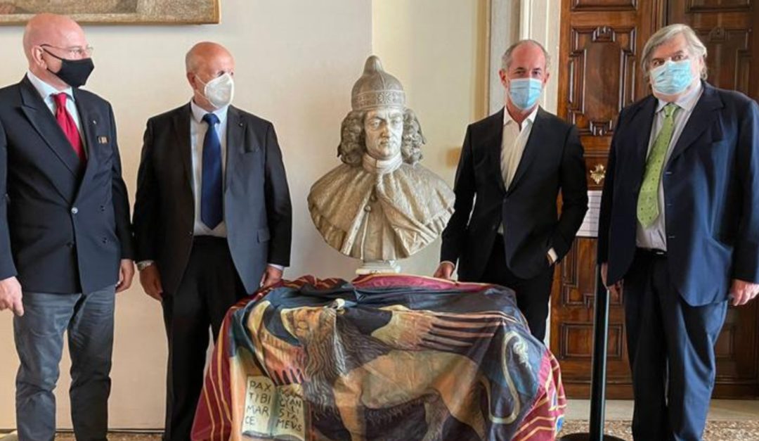 Luca Zaia (secondo da destra) e il busto ritrovato del doge Giovanni II