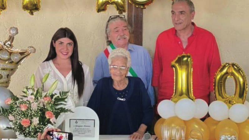 Savelli, il paese dei centenari del Crotonese: la festa di nonna Giuseppina