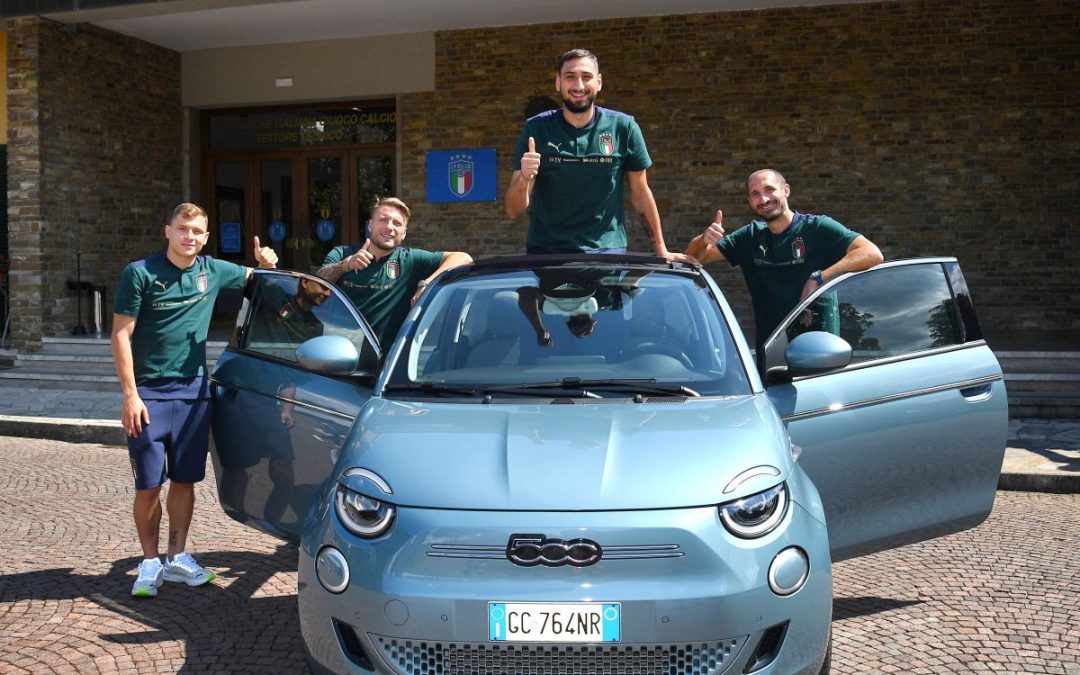 La Nazionale di calcio a bordo della nuova 500