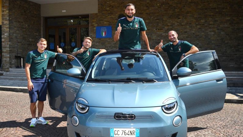 La Nazionale di calcio a bordo della nuova 500