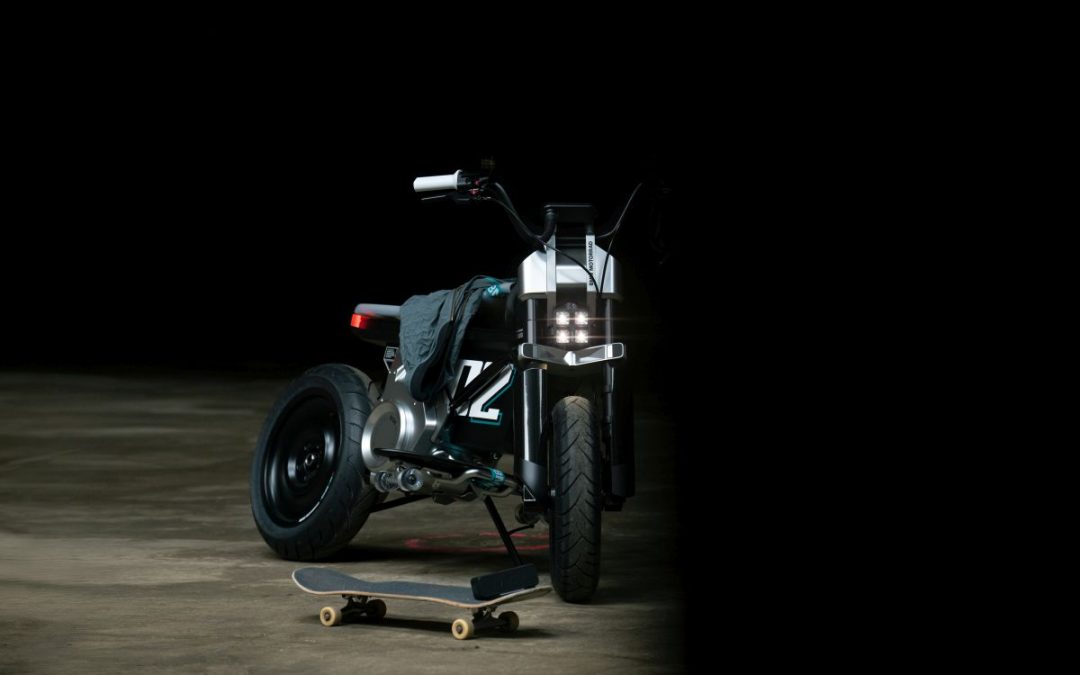 BMW Concept CE 02 rivoluziona mobilità urbana elettrica su 2 ruote