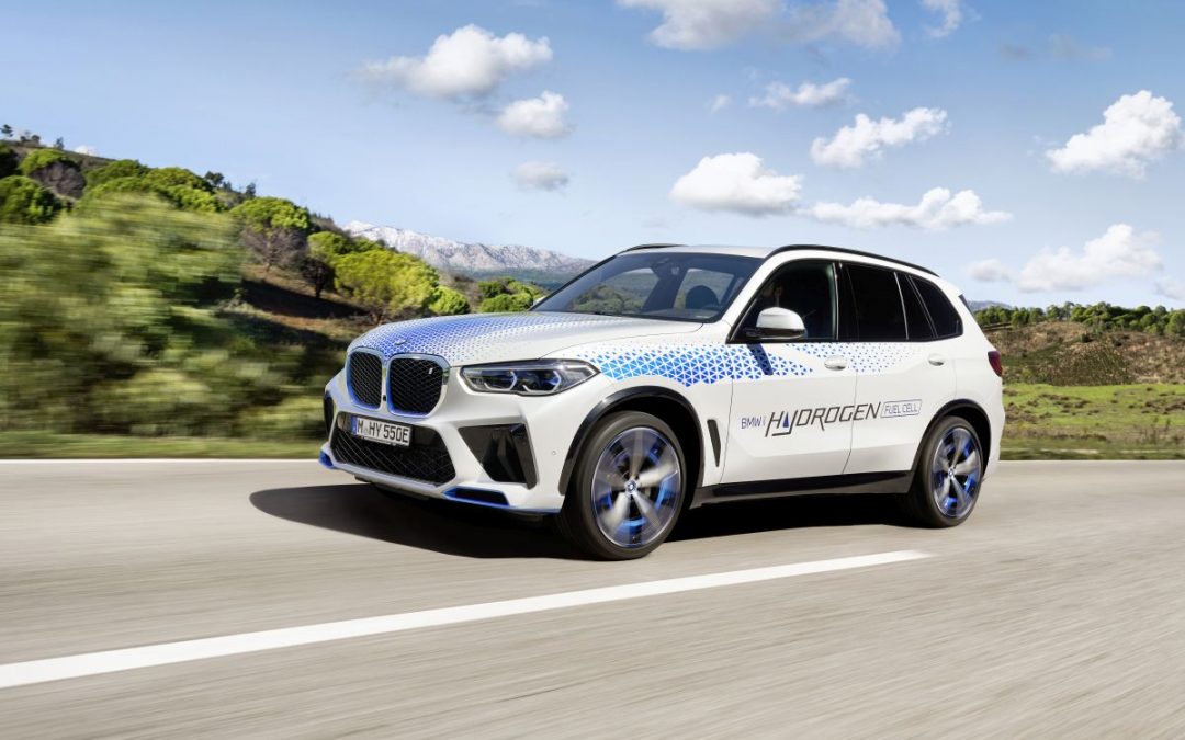 Una BMW iX5 Hydrogen in azione per la prima volta all’IAA Mobility